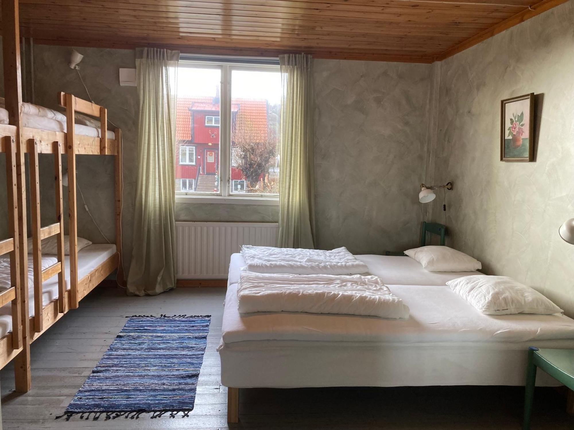 Kustnaera Vandrarhem Hamburgsund Bilik gambar